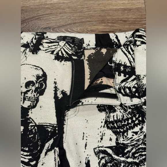 RARE🖤Rebel Vengeance Black and White Tapestry Skeleton Shorts Size 36💀LIKE NEW - Picture 3 of 9